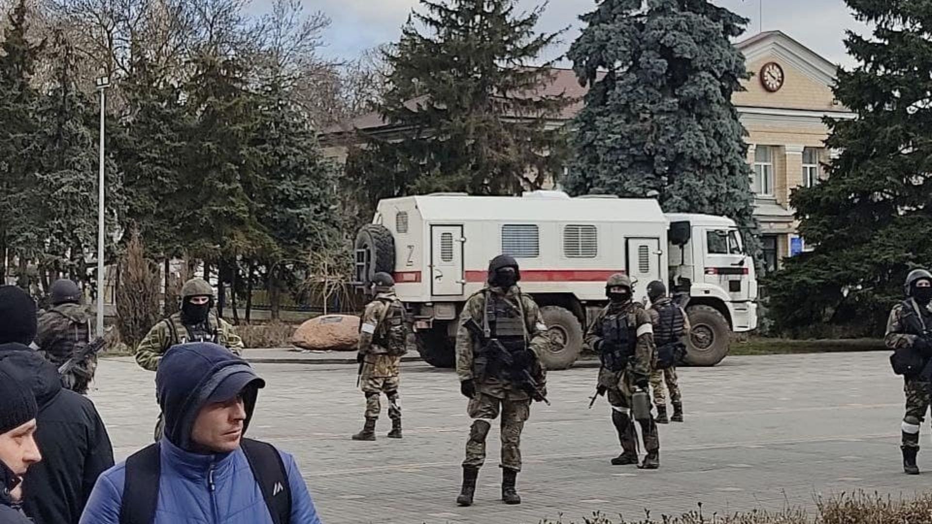 Фото: російські загарбники в Скадовську.